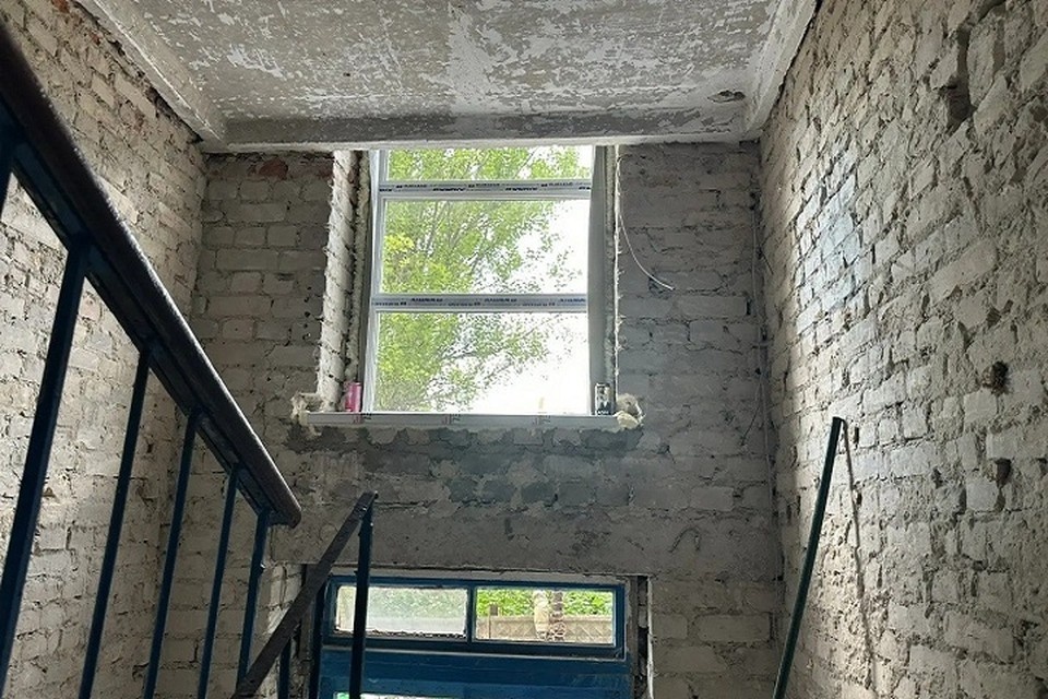    Ямальцы ремонтируют седьмой дом во Владимировке Волновахского округа. Фото: Департамент строительства и жилищной политики ЯНАО