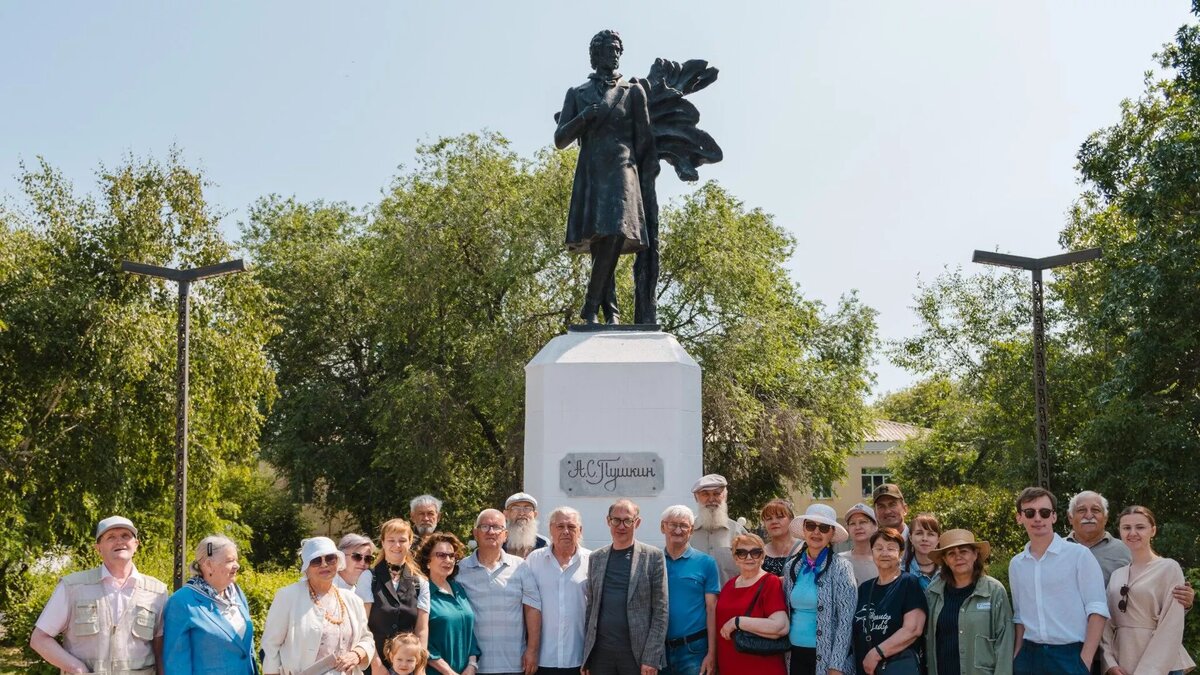 Представители Русского дома в Уральске и горожане у памятника Пушкину
© Photo : Русский дом в Уральске