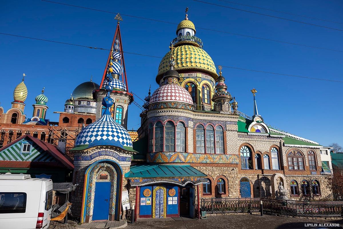 Храм всех религий в Старом Аракчино под Казанью. Купола, минареты, пагода и звезда Давида на одном фасаде