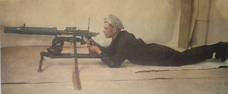 Опытный образец станкового пулемета системы В.А. Дегтярева 1931 года. Воздушное охлаждение выполнено  по типу ручного пулемета Льюиса. Пулемет установлен на универсальном станке системы Колесникова для стрельбы в положении лежа. За пулеметом слесарь-механик Н.Д. Зернышкин