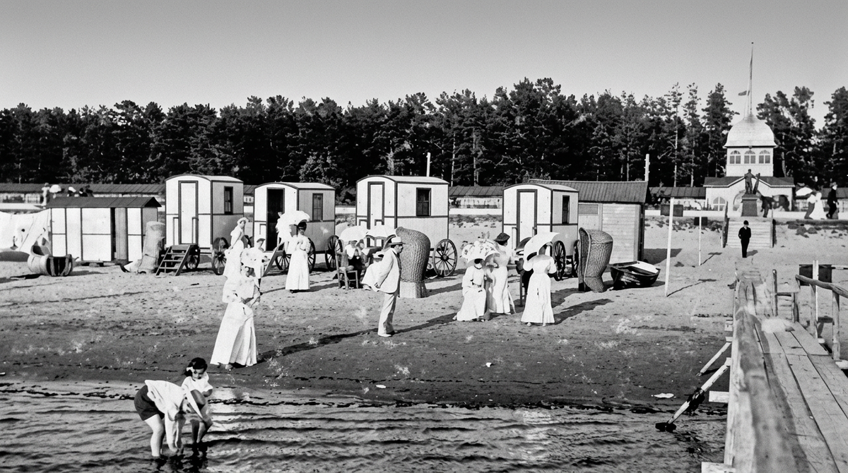 Кабинки для купания на курорте в Сестрорецке. Фото 1905 г.