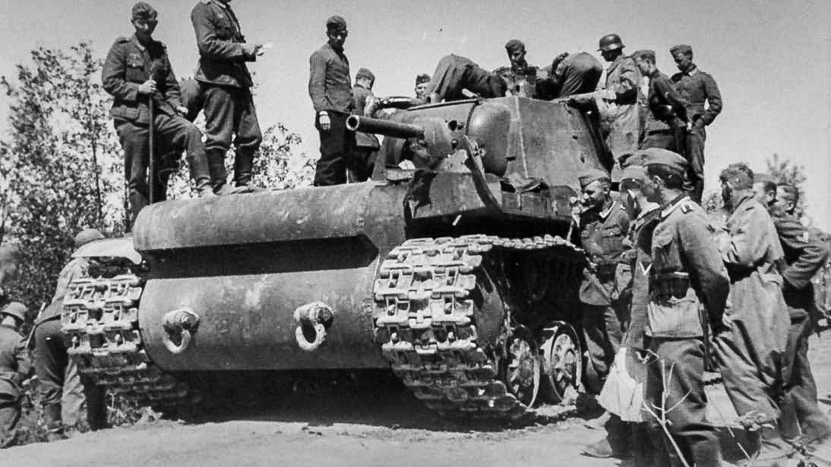 Танк КВ-1, подбитый немцами 24 июня 1941 года в 5 км к северу от Расейняя.