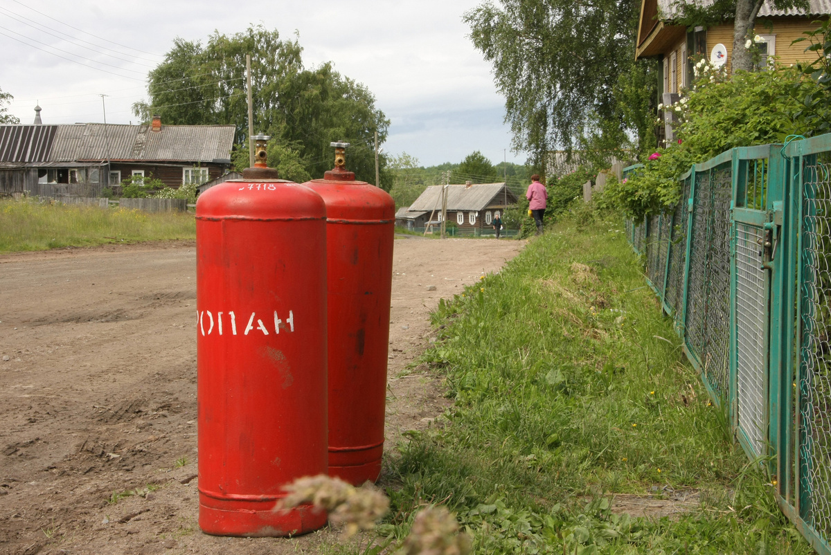     Баллоны сжиженного газа в дачном посёлке / Legion-Media / Бартенев Виктор/PhotoXPress.ru