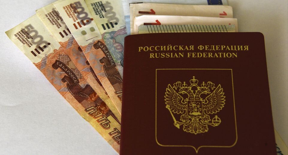    Денежные купюры рублей и евро, и заграничный паспорт / Медиасток.рф
