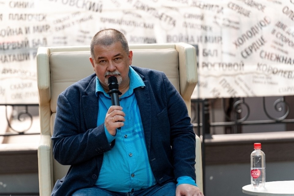    Сергей Лукьяненко приехал в Пермь на премьеру спектакля по его книге. Фото: Роман Горбатовский/Пермский ТЮЗ.