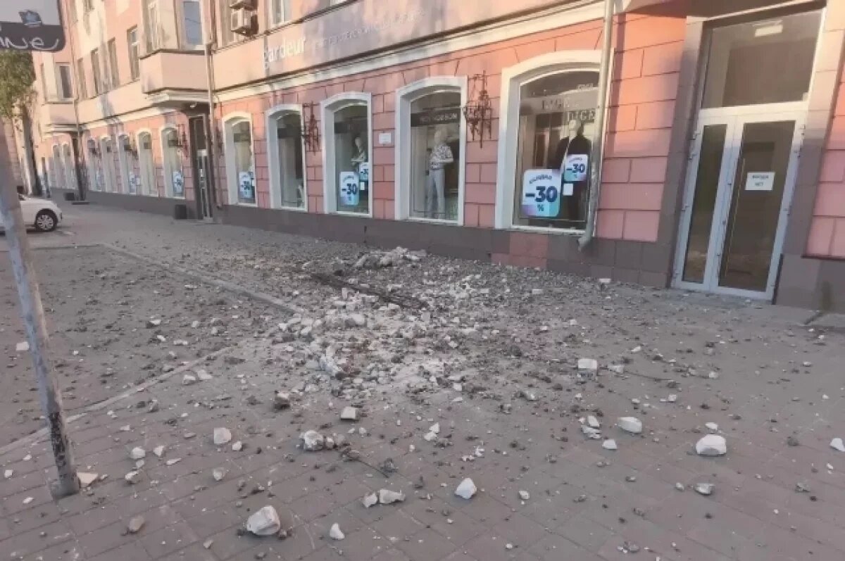    В Барнауле объяснили появление горы обломков у дома на проспекте Ленина