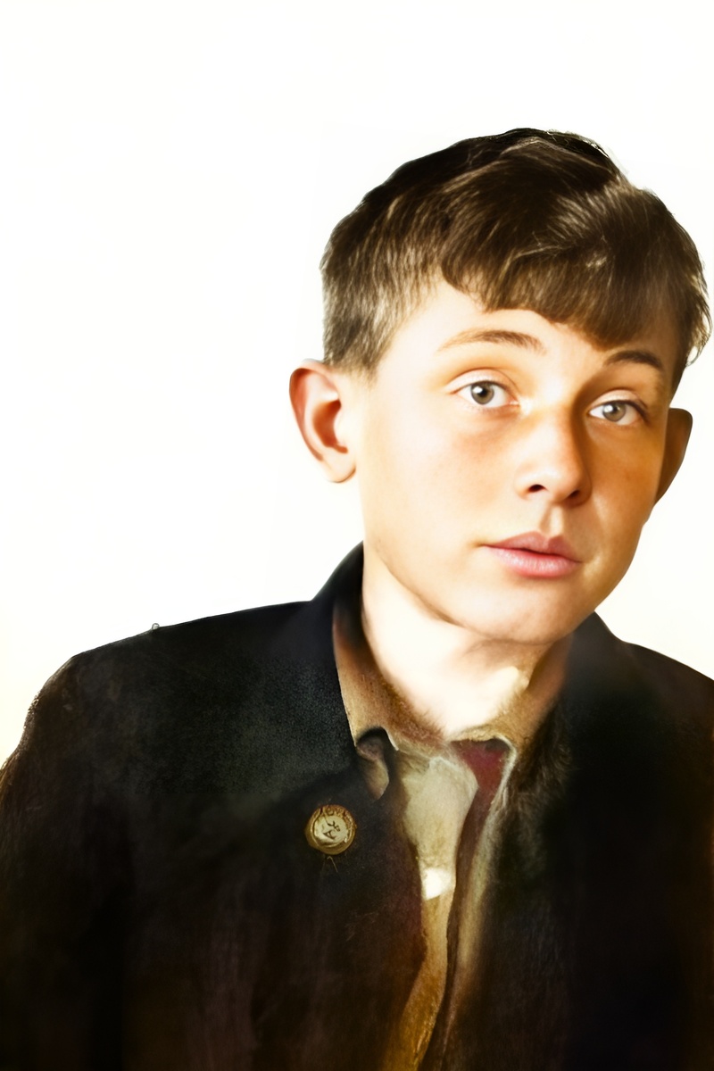 Иннокентий Смоктуновский в подростковом возрасте, конец 1930-х. До войны, до плена, до Гамлета — а взгляд уже его, фирменный. Источник фото: Яндекс картинки