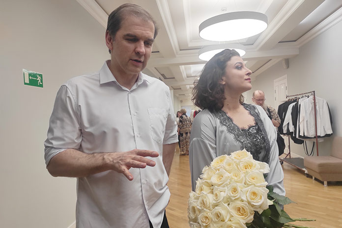    Постановщик Сергей Новиков и исполнительница партии Виолетты Диана Белозор после приемки спектакля 3 июня. Фото Станислава Ермоленко