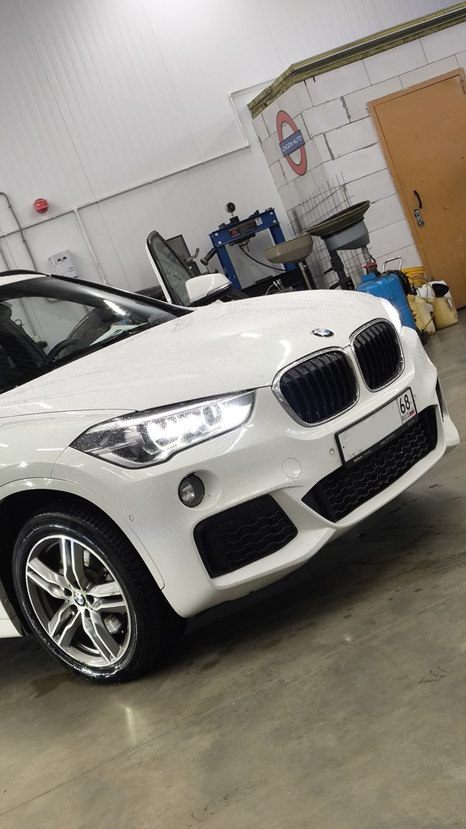 Тот самый BMW X1 F48 в ремзоне. Автомобиль приехал вовремя - до появления серьёзных последствий для двигателя.
