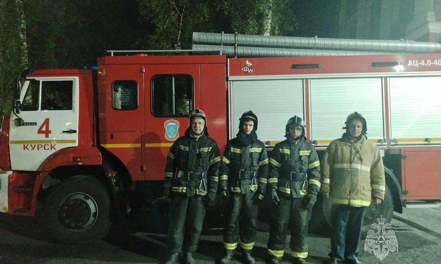 В Курске 3 подъезда многоэтажки наполнились дымом, пожарные спасли 26 человек