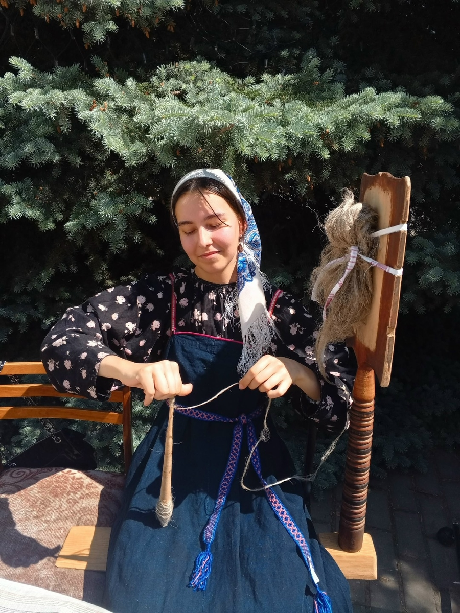 Студентка В. Турлакова на празднике национальных культур УдГУ, в русском старообрядческом костюме, найденном в экспедиции в Красногорском районе, показывает процесс прядения.