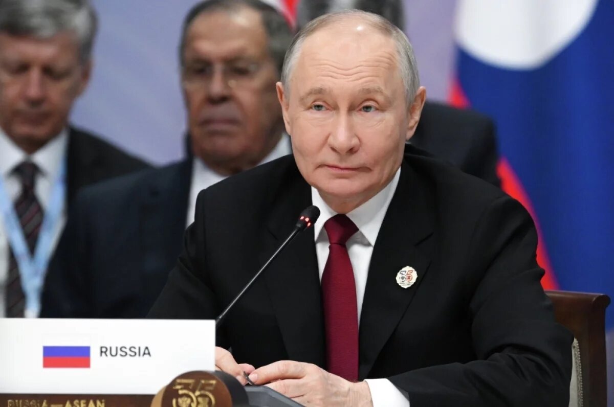    Президент РФ Владимир Путин на пленарном заседании саммита Россия - АСЕАН в Казани.