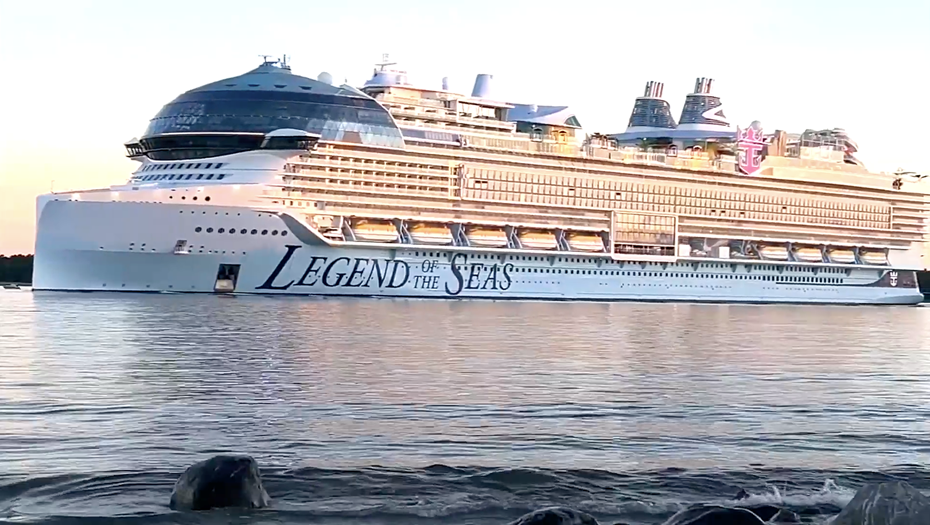    Лайнер Legend of the Seas снялся с якоря в Турку, Финляндия. Снимок с видео. Автор фото: Yle
