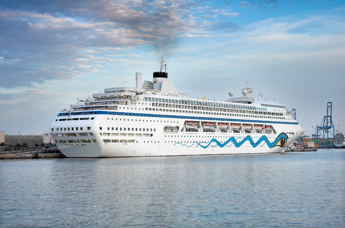 Фирменный дизайн лайнеров компании AIDA Cruises - огромные глаза с тенями и ресницами. Источник: Shutterstock, criben