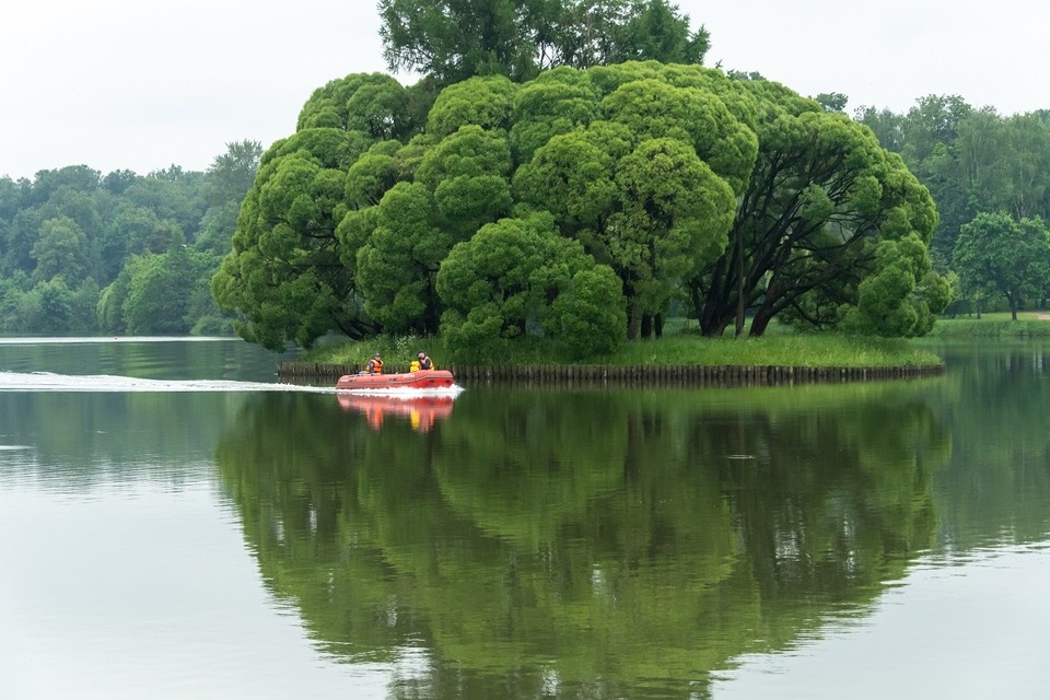    Проблема в другом: люди купаются там, где не положено. Михаил ФРОЛОВ