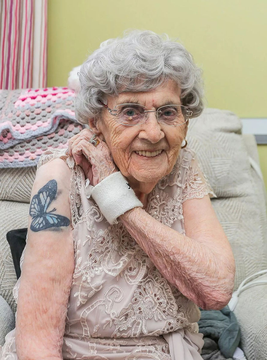 Это английская бабушка по имени Хильда Уэст, которая в возрасте 94 лет сделала себе первую в жизни татуировку и пообещала на свое столетие реализовать более масштабный тату-проект  📷
