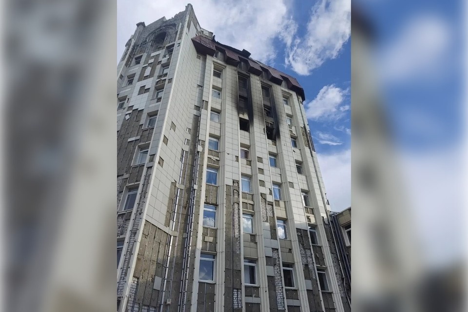    Трудно найти здание в Энергодаре, которое не бомбили бы ВСУ. На фото - мэрия города в День России. Фото: тг-канал Максима Пухова