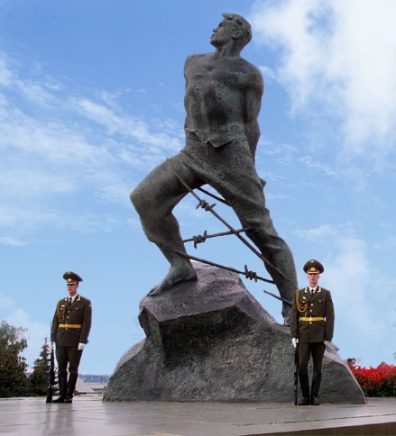 Посмертные почести. Слава героям!