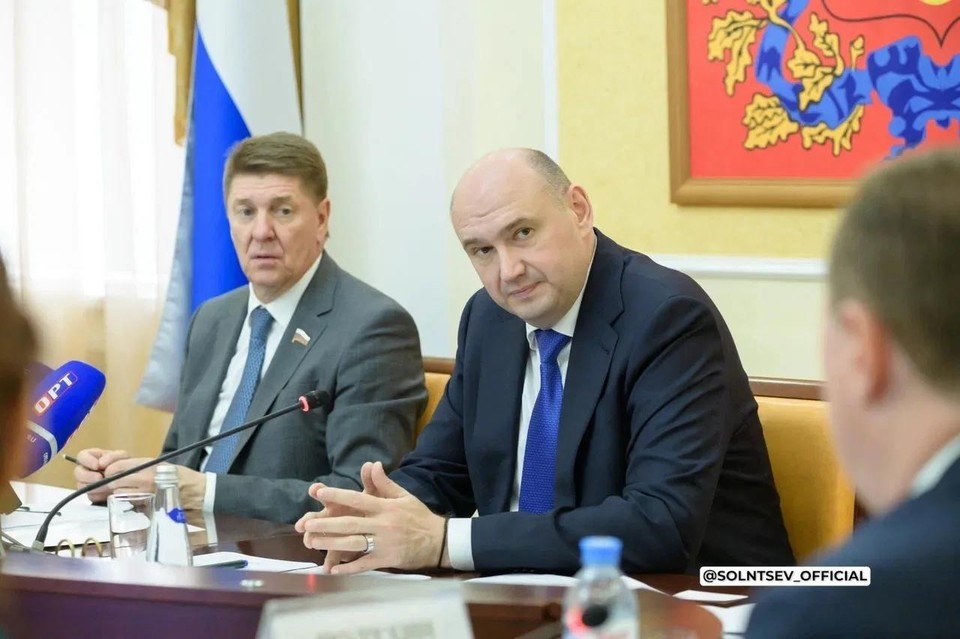    Сенаторы приняли участие в оценке хода работ по реконструкции шахтного канализационного коллектора на улице Львовской областного центра. Фото: MAX-канал Евгения Солнцева