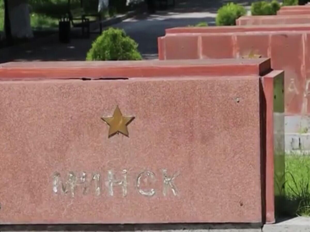    Вандалы сорвали таблички с названиями советских городов-героев на территории мемориального комплекса в Гюмри | © Sputnik