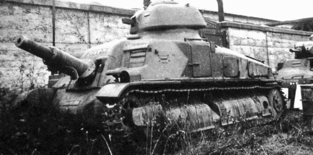 Уже собранный прототип на территории завода SOMUA. Нередко эту фотографию выдают за брошенную машину, но на самом деле, это не так. Фотография в свободном доступе.