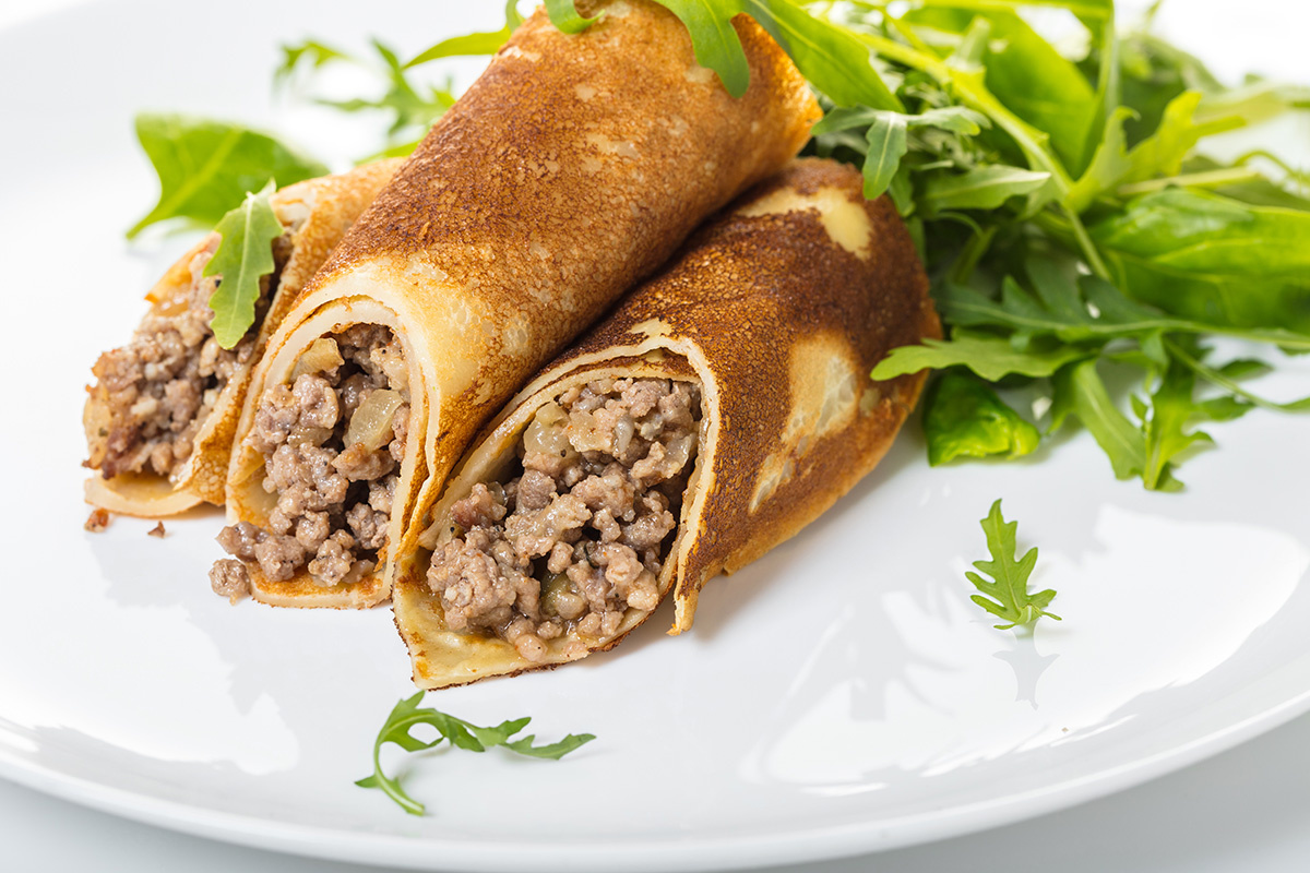 OnlyFOOD / Shutterstock / FOTODOM📷Блины с мясом