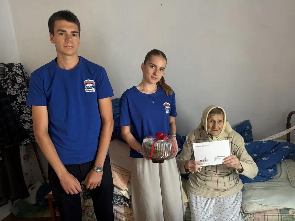    Представители молодежных движений поздравили местную жительницу с 99-летием. Фото - администрация Бердянска
