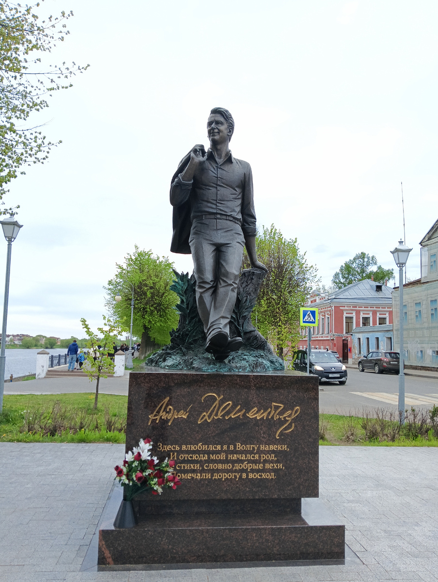 Поэт А. Дементьев