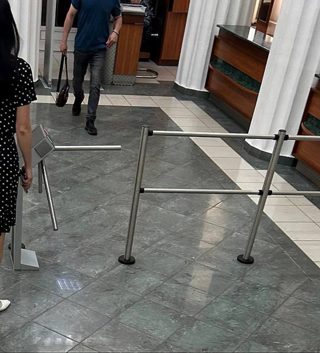    В мэрии Кургана усилили пропускной режим новыми турникетами