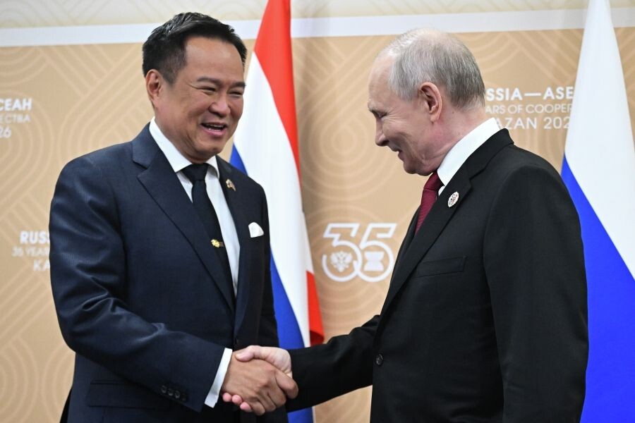    Владимир Путин и председатель правительства Королевства Таиланд Анутин Чарнвиракул / Источник: © Сергей Бобылев/РИА Новости