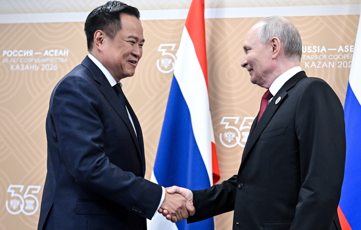    Премьер-министр Таиланда Анутхин Чанвиракун и президент РФ Владимир Путин  Сергей Бобылев/POOL/ТАСС