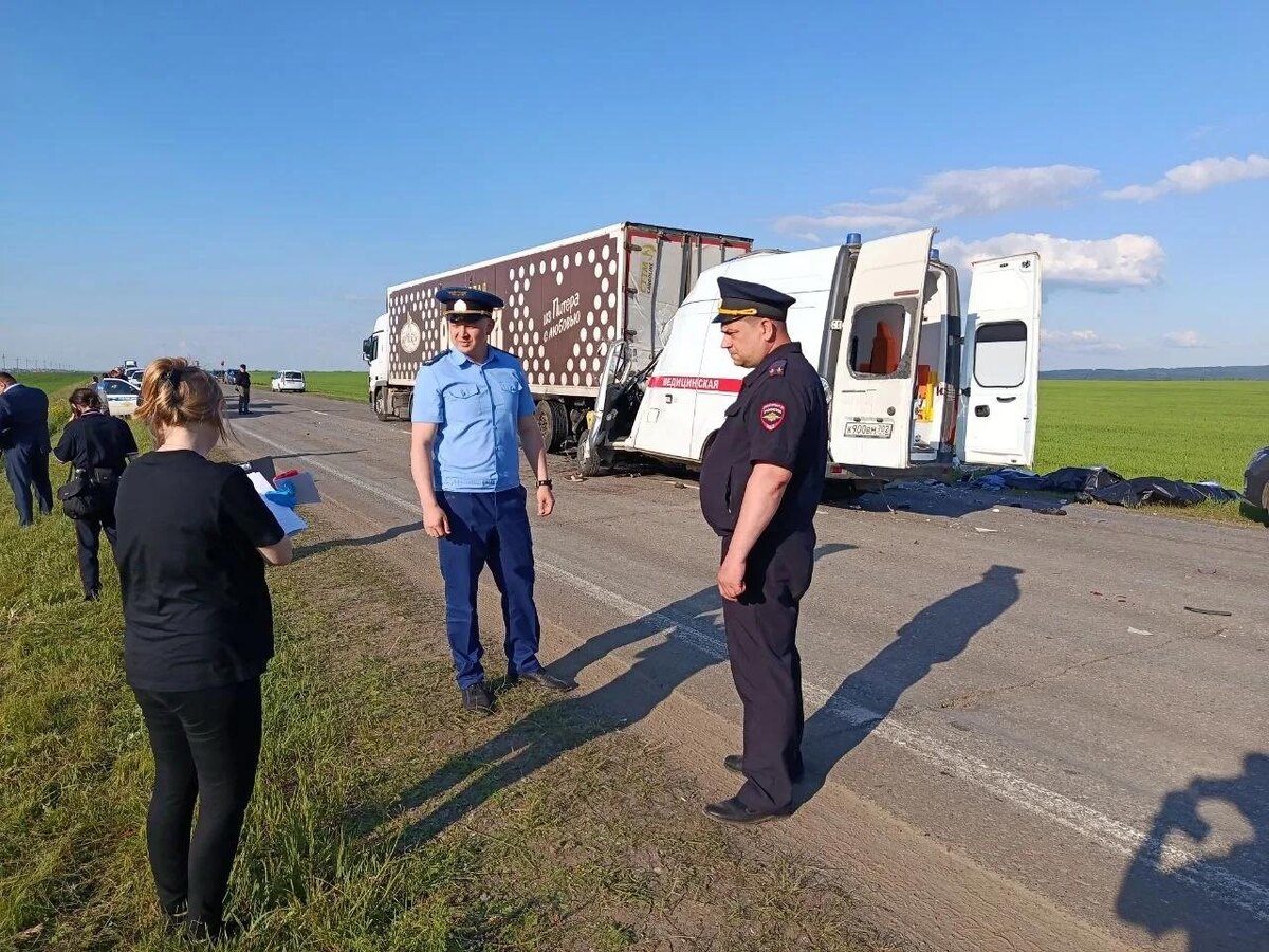    В ДТП с машиной "скорой" в Башкирии погибли два медработника и пациентка
