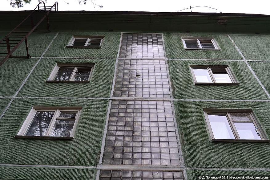 В частном домостроении стеклоблоки часто использовали на цокольных этажах и в нежилых постройках, например, в гаражах — как более прочную альтернативу оконному стеклу. Источник: https://pin.it/6eCzTvFpf