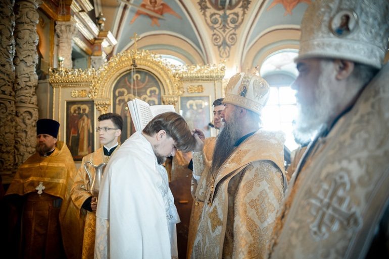 Епископ Сергиево-Посадский и Дмитровский Кирилл рукополагает в диаконы
Фото Пресс-службы Троице-Сергиевой лавры