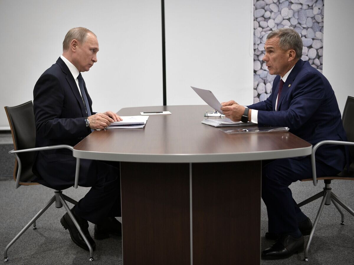    Владимир Путин и президент Республики Татарстан Рустам Минниханов во время встречи. 13 февраля 2019© РИА Новости . Алексей Никольский