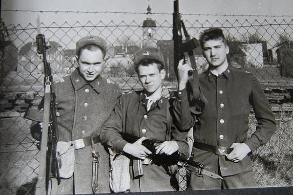 За спиной Германия...