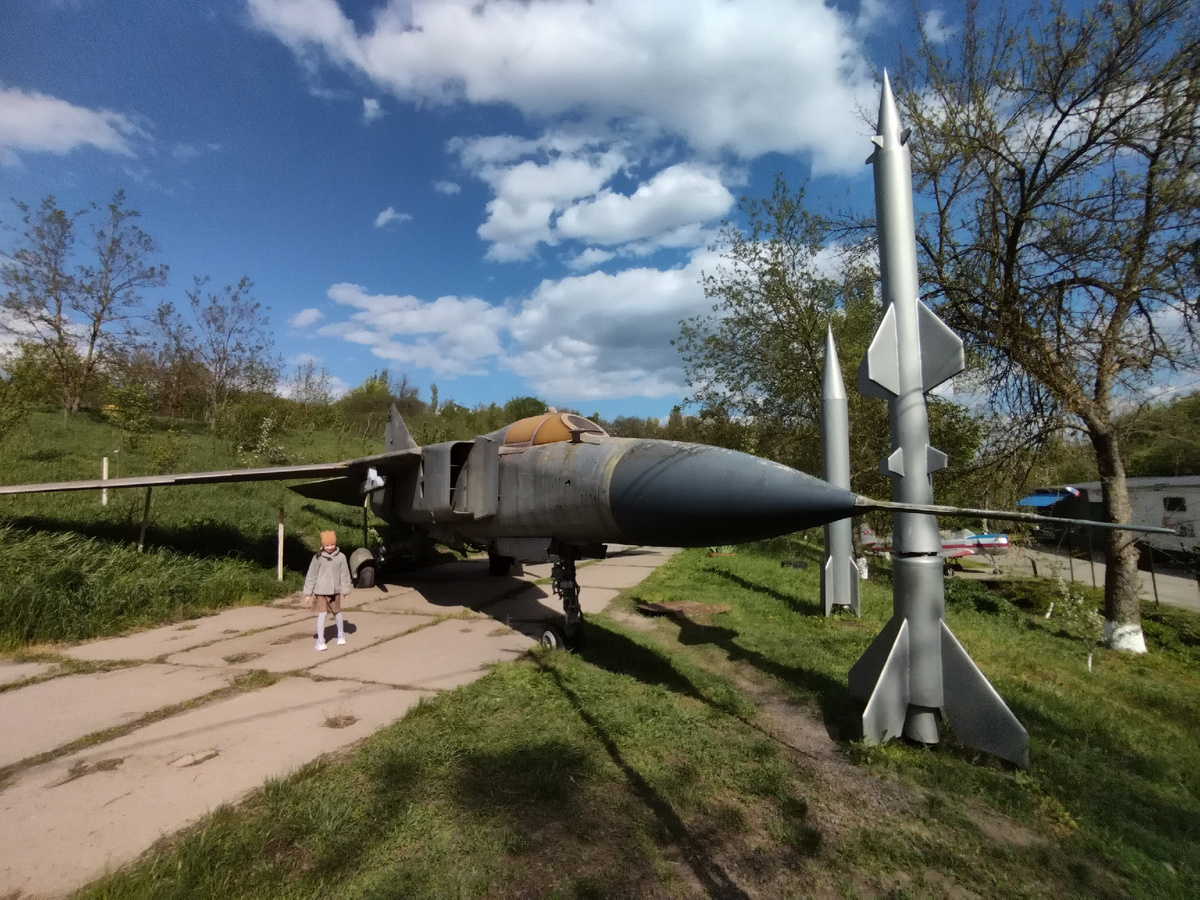 Экспозиция с военной техникой