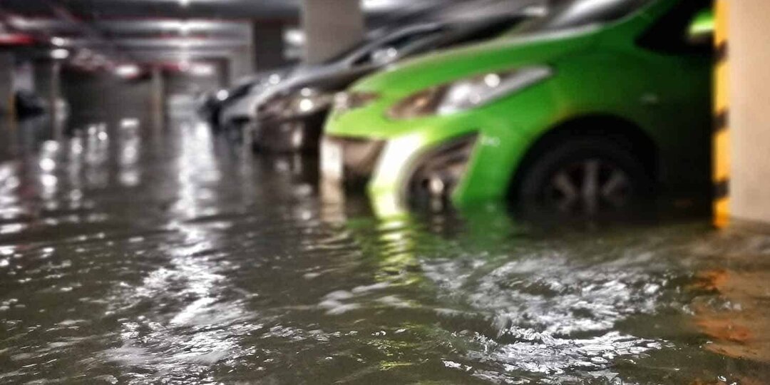 Машины ушли под воду за считанные часы: как десятки автовладельцев в Тюмени лишились автомобилей после сильного ливня