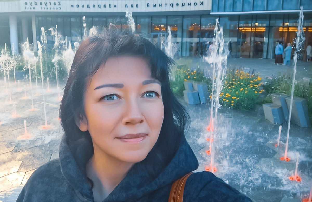 Но кофту с капюшоном надела.