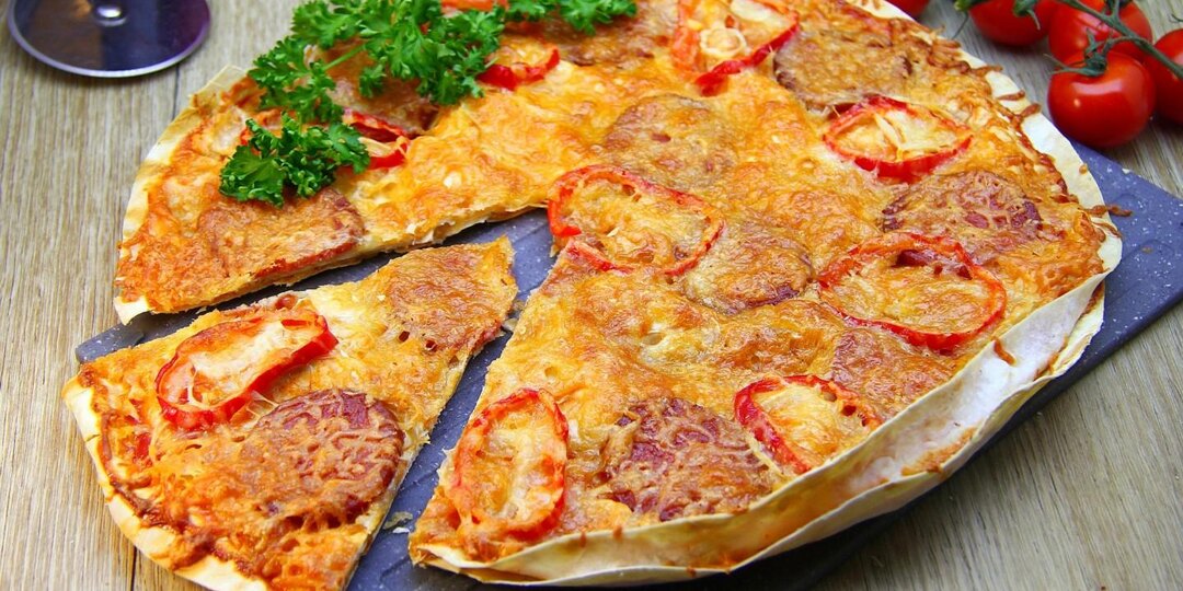 Пицца из лаваша в духовке — хрустящая, сочная и готова всего за 15 минут