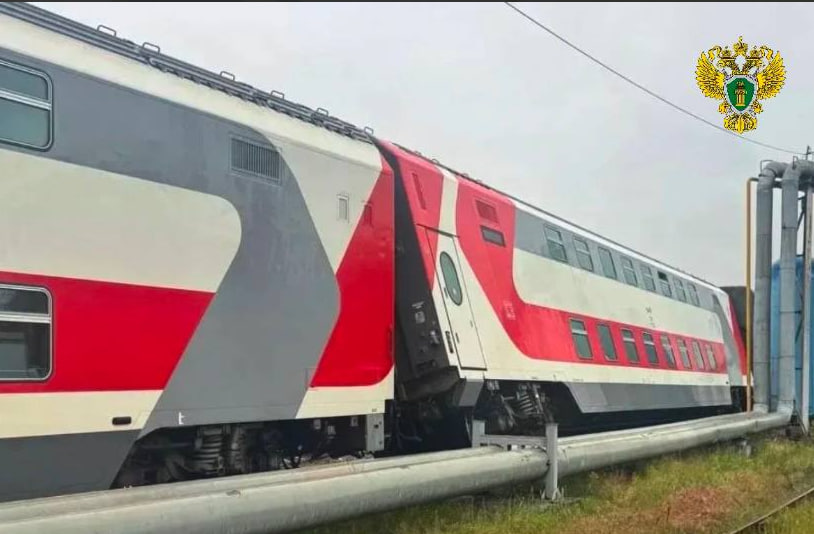 Двухэтажный вагон сошел с рельсов и накренился в Петербурге