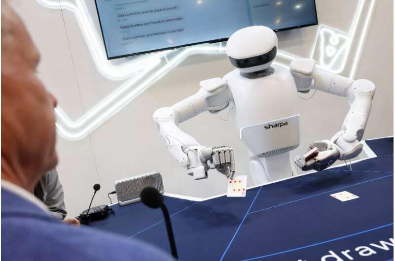 Робот Sharpa раздает карты для игры в блэкджек на ежегодной выставке Consumer Electronics Show (CES) в Лас-Вегасе.