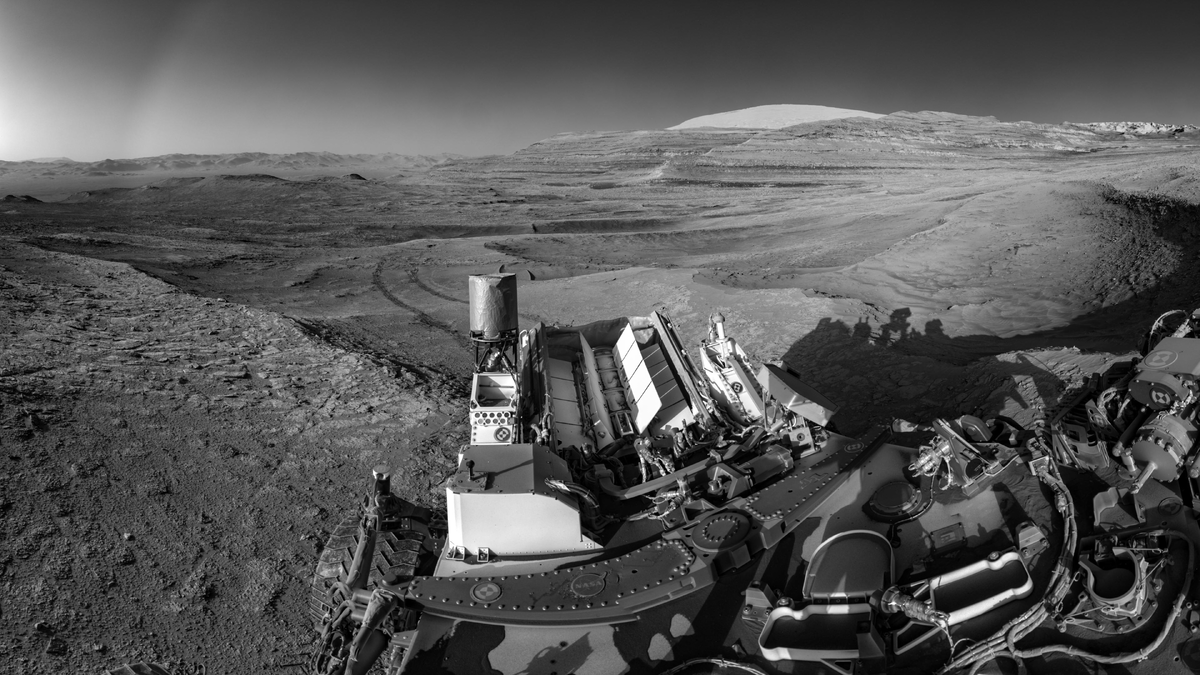 https://www.jpl.nasa.gov/images/pia26632-curiosity-captures-mars-landscape-while-talking-to-an-orbiter/