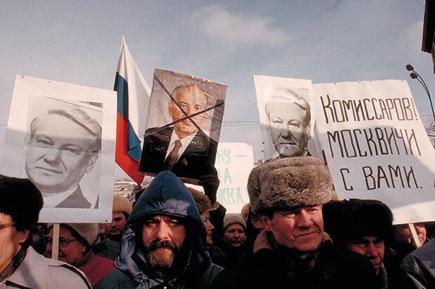 Сторонники Бориса Ельцина проводят демонстрацию против Горбачева в 1991 году. Спустя несколько месяцев Ельцин станет президентом России