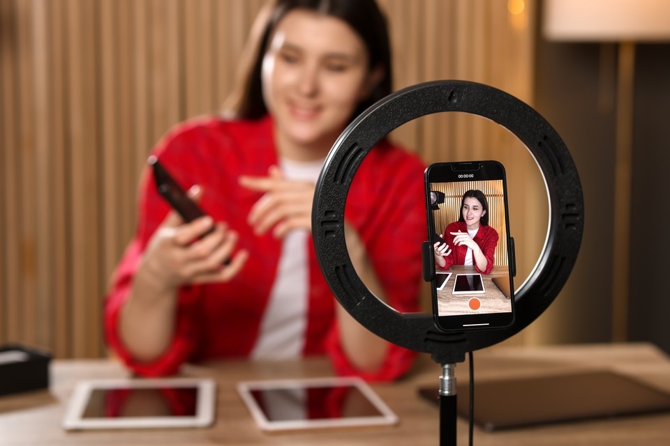    У аферистов расчет простой: многие блогеры не хотят публично рассказывать, что стали жертвой мошенников. Фото: New Africa/Shutterstock/Fotodom