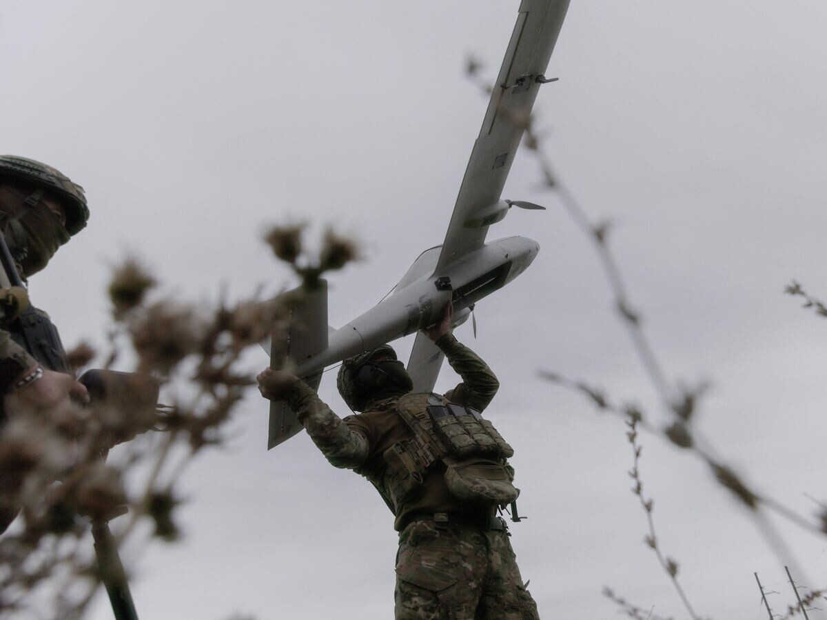    Украинские военнослужащие запускают БПЛА | © AP Photo / Yevhen Titov