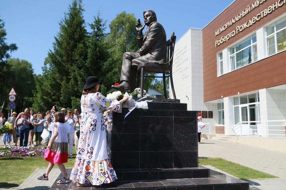    Дочери приезжают на родину отца Олег УКЛАДОВ