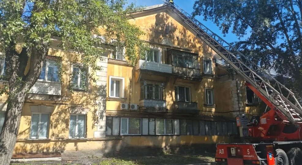 В Новосибирске после хлопка газо-воздушной смеси начался пожар на Народной