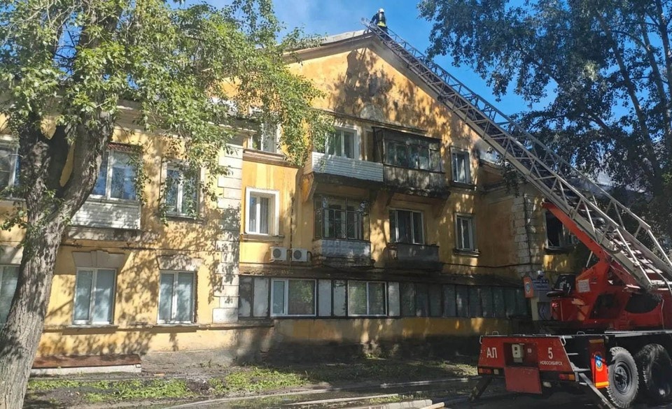    Утром 19 июня на ул. Народной, 57 произошел хлопок бытового газа, после чего началось возгорание. Фото: пресс-служба СУ СК России по Новосибирской области.