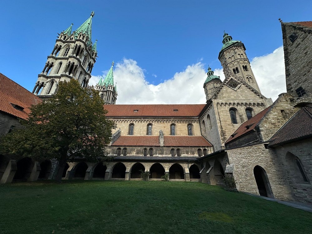 Наумбургский собор https://www.tripadvisor.com/Attraction_Review-g642142-d207219-Reviews-Naumburg_Cathedral_UNESCO_World_Heritage-Naumburg_Saxony_Anhalt.html